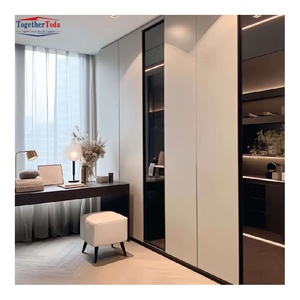 Armoire moderne à portes coulissantes avec panneaux en verre dépoli, rangement intérieur personnalisable, structure métallique durable, éclairage LED intégré - Product Image 5