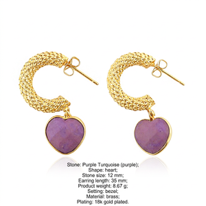 Pendientes minimalistas de aro con forma de corazón en turquesa púrpura, de latón macizo chapado en oro de 18k, con textura de malla de diseño. - Product Image 1