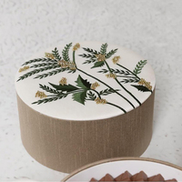 Emballage personnalisé de boîte de dattes de chocolat brodées perlées en or boîtes de cadeau de chocolat à dessert vides rondes de luxe avec logo