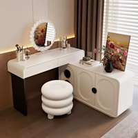 Ensemble coiffeuse style crème avec meuble de rangement latéral, miroir LED à bordure dentelle et tabouret rembourré empilable pour la décoration de chambre