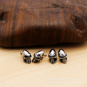 Yunnique Boucles d'oreilles clous tête de mort en acier inoxydable, style punk unisexe, design géométrique - Product Image 4