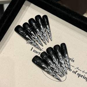 เล็บปลอมสีเงินเข้มทรงอัลมอนด์ขนาดกลางแบบครึ่งเล็บ  ตกแต่งด้วยสีเงินทอง  งานแฮนด์เมด  ติดกาว  ได้รับการรับรองมาตรฐาน CE - Product Image 1