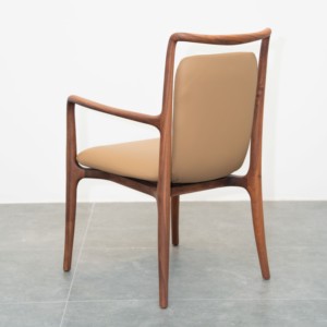 Chaise de salle à manger scandinave moderne avec structure en bois massif et coussin rembourré en cuir pleine fleur, mobilier de salle à manger élégant pour PISANO - Product Image 1