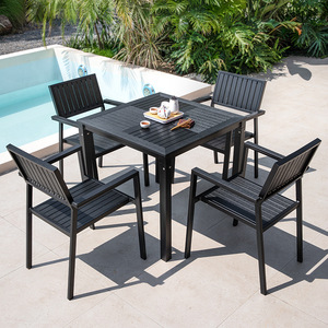 Ensemble <span class=keywords><strong>de</strong></span> <span class=keywords><strong>table</strong></span> et <span class=keywords><strong>de</strong></span> chaises <span class=keywords><strong>de</strong></span> salle à manger en bois plastique pour l'extérieur moderne, facile à nettoyer, tables et chaises résistantes aux intempéries pour une utilisation en jardin - Product Image 2
