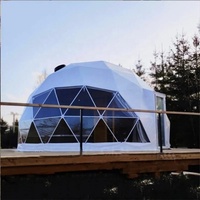 Dôme géodésique imperméable pour le glamping en bord de vallée, idéal pour les centres de villégiature