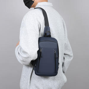 กระเป๋าคาดอกผู้ชาย LJD8608 สีดำ เคลือบ PU ช่องเสียบ USB ชาร์จได้ ทนทานต่อการใช้งาน สีพื้น กระเป๋าสะพายข้างสำหรับเดินทางและธุรกิจ - Product Image 4