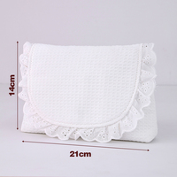 Pochette de maquillage personnalisée en tissu gaufré avec dentelle à œillets et bord festonné, cadeau de mariage, pochette cosmétique blanche, sac de rangement de voyage