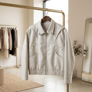 Blouson Bomber en Cuir Blanc Clouté avec Logo Personnalisé pour Homme – Coupe Oversize, Fermeture Éclair, Style Streetwear - Product Image 2