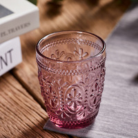 Gobelet en verre à eau en relief vintage avec gravure couleur rétro