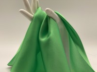 Tissu satiné italien vert 100 % polyester tissé, certifié Oeko-Tex, léger, respirant et résistant aux déchirures, pour la confection de vêtements pour filles