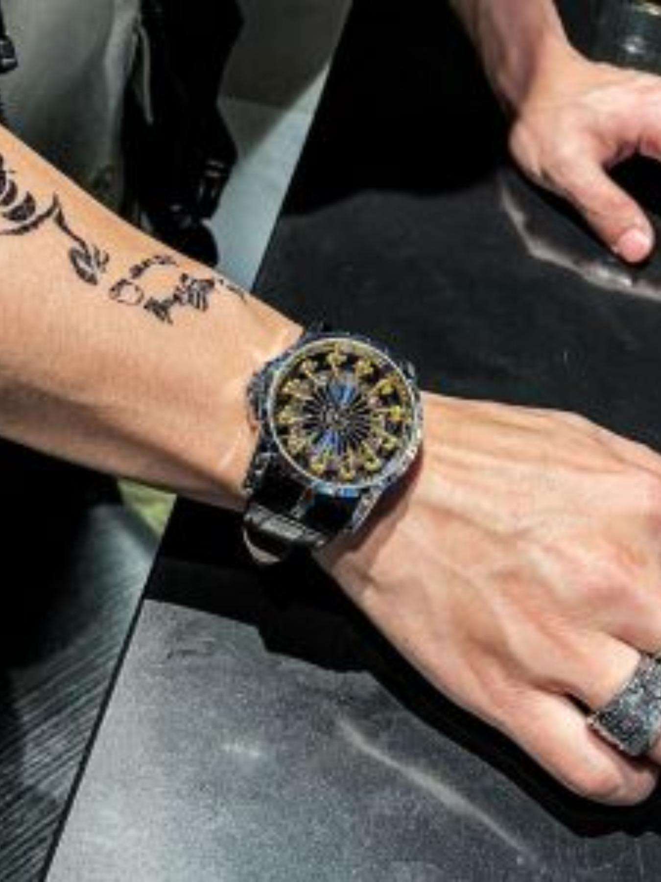 Black-silver shell-gold nail-blue face