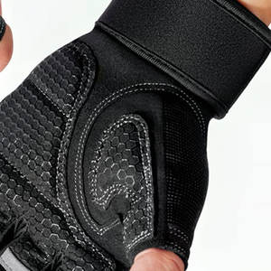 Gants de musculation en cuir demi-doigts de haute qualité personnalisés en gros pour hommes avec sangle de poignet réglable pour la salle de sport et l'haltérophilie - Product Image 3
