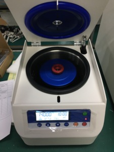 เครื่องปั่นเหวี่ยงไมโครทิวป์แบบตั้งโต๊ะ ราคาโรงงาน รองรับหลอดสูบขนาด 0.2 มล. 0.5 มล. 1.5 มล. 2 มล. 5 มล. สูงสุด 24 หลอด - Product Image 4