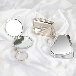 Specchietto Portatile Pieghevole a Doppia Faccia con Logo Personalizzato, Specchio Compatto per Trucco con Portachiavi, Regalo per il Makeup - Product Image 6