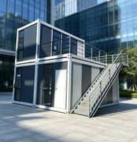 Maison conteneur modulaire flexible et personnalisable à 2 étages en acier léger avec balcon et escalier pour usage commercial, bureaux, logements et commerces