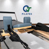 Mesin Pilates Reformer Kayu Maple Solid Warna Biru Slate untuk Ruang Kebugaran Kontemporer, Rehabilitasi Inti Tubuh, dan Kelas Kelompok