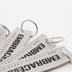 Porte-clés Jet Tag personnalisé avec logo et message de motivation, pour marques lifestyle, articles de collecte de fonds pour organisations non-profit, étiquettes de vol - Product Image 4