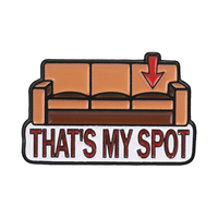 Lazy Home Vibe Metall-Anstecknadel Cartoon Wohnzimmer Sofa Roter Pfeil nach Unten Lustiges Zitat Brosche für Meme-Hobby-Fans Geschenk Sammlung
