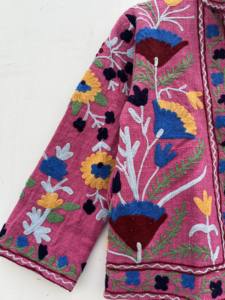 Veste en coton élégante faite à la main Suzani rose pour femmes hiver tendance vêtements d'extérieur belle broderie ouverte sur le devant imprimé polaire - Product Image 6