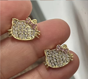 Boucles d'oreilles créoles personnalisées en forme de chat avec diamants CZ pour femmes, boucles d'oreilles tendance en acier inoxydable avec diamants torsadés - Product Image 1