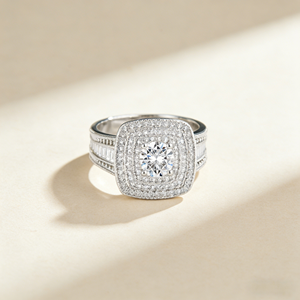 Anillo de Compromiso Clásico de Plata de Ley 925 con Corte Brillante Redondo y Engaste de Circonitas Cúbicas, Joyería para Mujer, Estilo Geométrico, Bañado en Rodio - Product Image 4