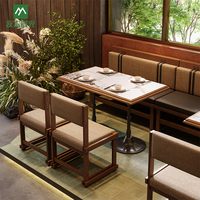 Ensemble table et chaises de salle à manger modernes en bois massif, sièges rembourrés, écologiques et durables pour café, restaurant, hôtel