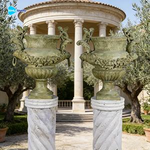 Urna Clásica de Bronce Antiguo con Relieve |   Maceta Grande Personalizada con Diseño de Flor Romana y Cabeza de León Fundida para Decoración de Hogar de Lujo - Product Image 1