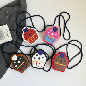 กระเป๋าถือไอศกรีมแฟชั่นสุดสร้างสรรค์สำหรับสาวๆ ปี 2026 น่ารักประดับโบว์ลายการ์ตูนสตรอว์เบอร์รี่ กระเป๋าสะพายข้างผู้หญิงเก๋ไก๋ทันสมัย ทำจากวัสดุ PU ขนาดเล็ก - Product Image 1
