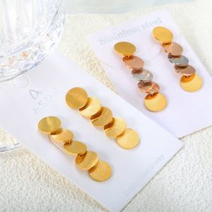 Boucles d'oreilles pendantes géométriques rondes en acier inoxydable, étanches, plaquées or 18 carats, anti-ternissement, avec breloque cercle lisse et pompon - Product Image 5