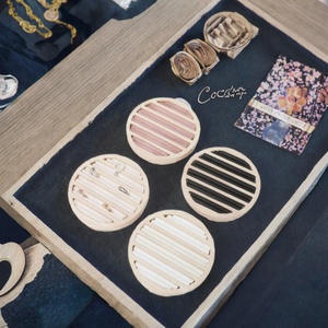 Plateau de présentation rond en bois massif et velours gaufré, personnalisé avec votre marque, pour boucles d'oreilles et bagues, idéal pour les comptoirs de Noël - Vente en gros - Product Image 3