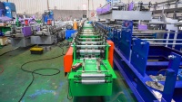 Machine de formage à froid de profilés en C pour charpentes en acier et poutrelles de toiture pour panneaux solaires montés au sol