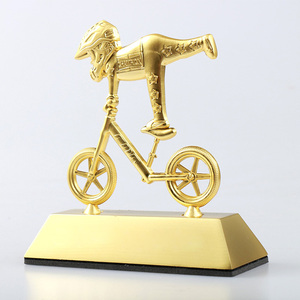 Estatua personalizada <span class=keywords><strong>de</strong></span> poliresina para pájaros, trofeo y medallas <span class=keywords><strong>de</strong></span> animales, <span class=keywords><strong>de</strong></span> resina chapada en oro, para palomas, con base <span class=keywords><strong>de</strong></span> madera, venta al por mayor - Product Image 6