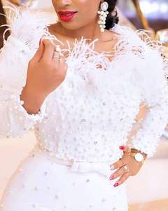 Vestido de fiesta blanco de manga larga, con plumas y hombros descubiertos - Product Image 2