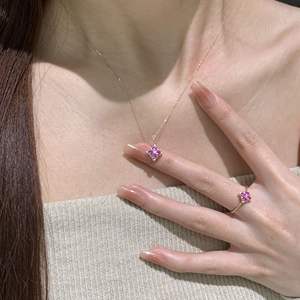 Collar con Colgante de Flor de Cuatro Hojas en Plata de Ley S925, Estilo Retro Dorado, Conjunto de Joyería Fina de Alta Gama, Colorido, Dulce y Exclusivo - Product Image 1