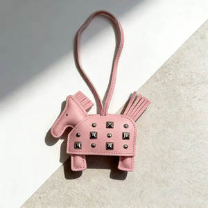 Llavero de cuero vintage con remaches de <span class=keywords><strong>rock</strong></span> y caballo, mini llavero de pony con tachuelas estilo punk, decoración de moda para bolso de mujer - Product Image 2