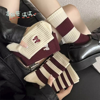 Chaussettes personnalisables à faible MOQ avec logo, chaussettes habillées tricotées de haute qualité avec impression foil, respirantes et écologiques pour usage quotidien