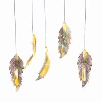 Fourniture directe par le fabricant d'un petit lustre en acrylique décor de plumes lumineuses pour l'éclairage d'affichage de fenêtre de scène de mariage
