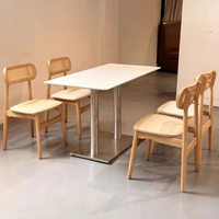 Ensemble de mobilier de restaurant naturel et épuré avec design moderne en rotin et tropical pour café-bistro - Durable et écologique