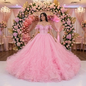 Robe de bal de Quinceañera rose bonbon à volants Dy6984, avec corsage perlé en forme de cœur et jupe superposée en mousseline, tulle et organza - Product Image 1