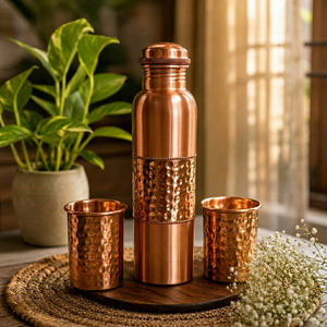 Bouteille d'eau en cuivre avec deux tasses, design martelé, ensemble de vaisselle portable et réutilisable, usage domestique, style moderne, artisanat Ali - Product Image 1