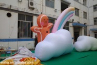 Homme en pain d'épices gonflable géant sur nuage avec arc-en-ciel pour la décoration des centres commerciaux, gonflable publicitaire durable