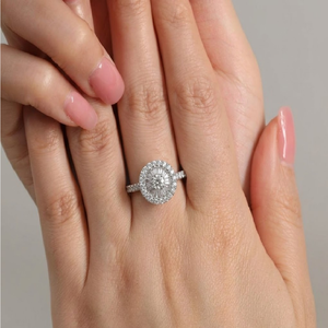 Anillo de Compromiso Sofisticado de Oro Blanco Sólido de 18K con Diamantes, Corte Redondo, Baguette, Halo, Pavé, Grabado Láser Personalizado - Product Image 3