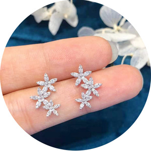Orecchini a Perno con Cristalli a Forma di Fiore per Donne, Accessori Floreali Minimalisti alla Moda per Uso Quotidiano - Product Image 3