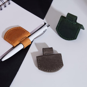 Nuevo clip magnético de cuero PU de una pieza para marcapáginas, soporte multifuncional de doble uso para bolígrafo y pluma estilográfica, regalo para estudiantes. - Product Image 1