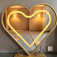 Lampe miroir LED en verre en forme d'alien avec cadre en fer, luminosité réglable et minuterie, design haut de gamme pour chambre à coucher, Melody