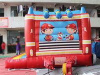Château gonflable avec toboggan et zone de saut, thème camion de pompiers