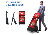 Señalización digital LCD portátil de 65 pulgadas para exteriores y distritos comerciales Uso de ascensores con clasificación IP65 con ruedas de batería recargable