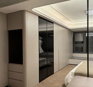 Armario de Piso a Techo Moderno y Lujoso Personalizado BALOM con Puerta de Vidrio Negro y Banco de Almacenamiento Integrado - Product Image 2