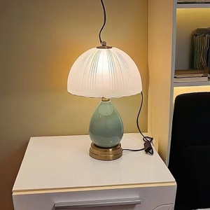 Lámpara de mesa de maceta de cerámica de fondo gris marrón Simple moderna con pantalla Beige para dormitorios, salas de estar, comedores, oficinas - Product Image 2