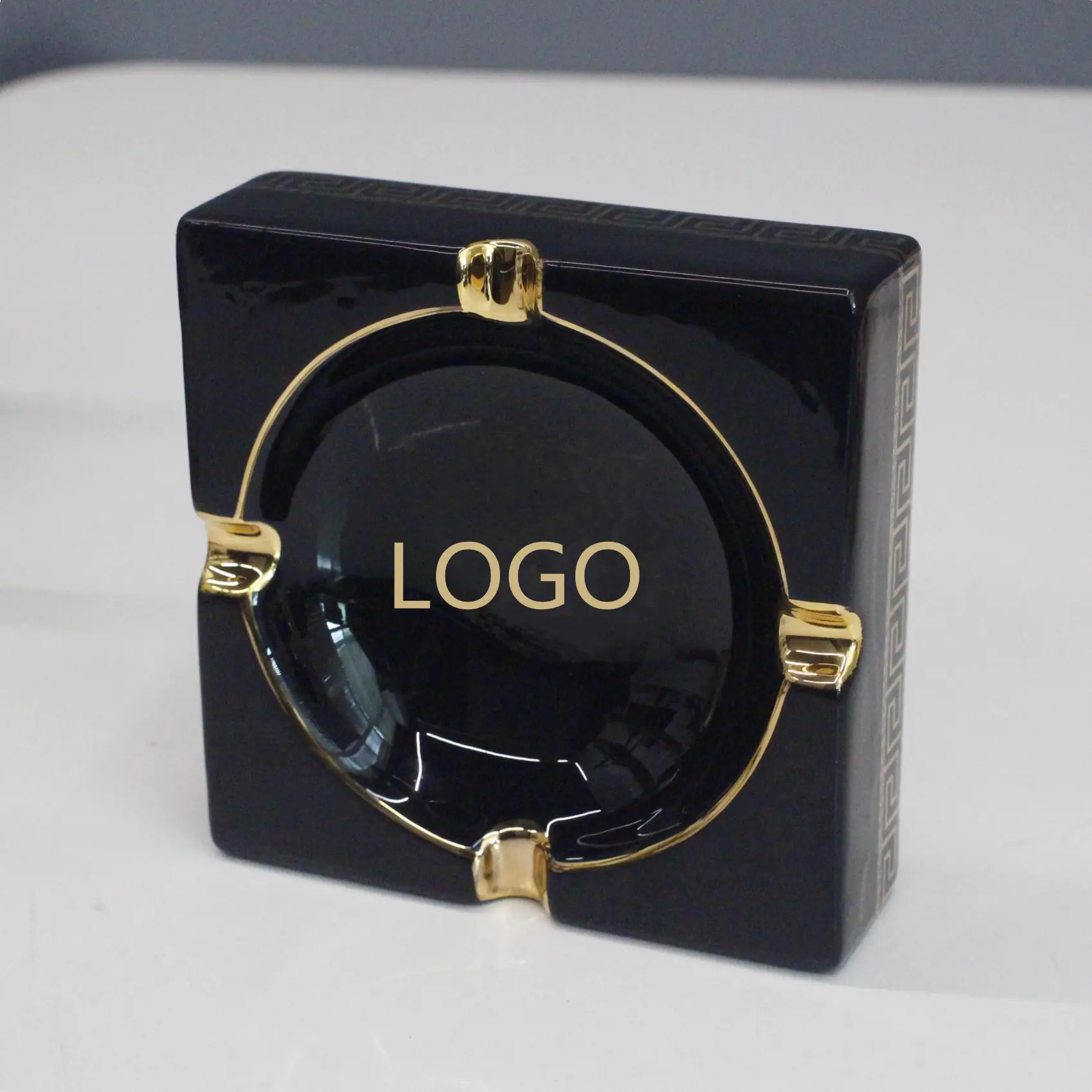 Posacenere quadrato per sigari logo personalizzato in ceramica di lusso nero con accessorio per sigari in ceramica dal design dorato come regalo per il negozio di fumatori